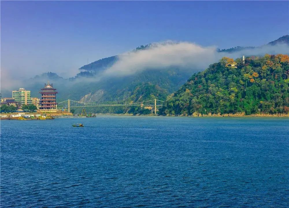 桐君山地址:桐庐县富春江镇东南部芦茨湾集峡谷,平湖,孤屿,悬崖,瀑布