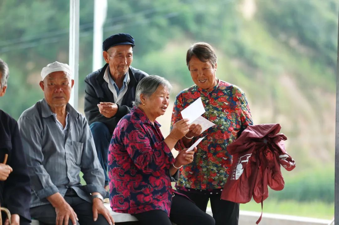 泰康溢彩首批资助的麻洞川互助幸福院的老人在窑洞前聊天为响应乡村